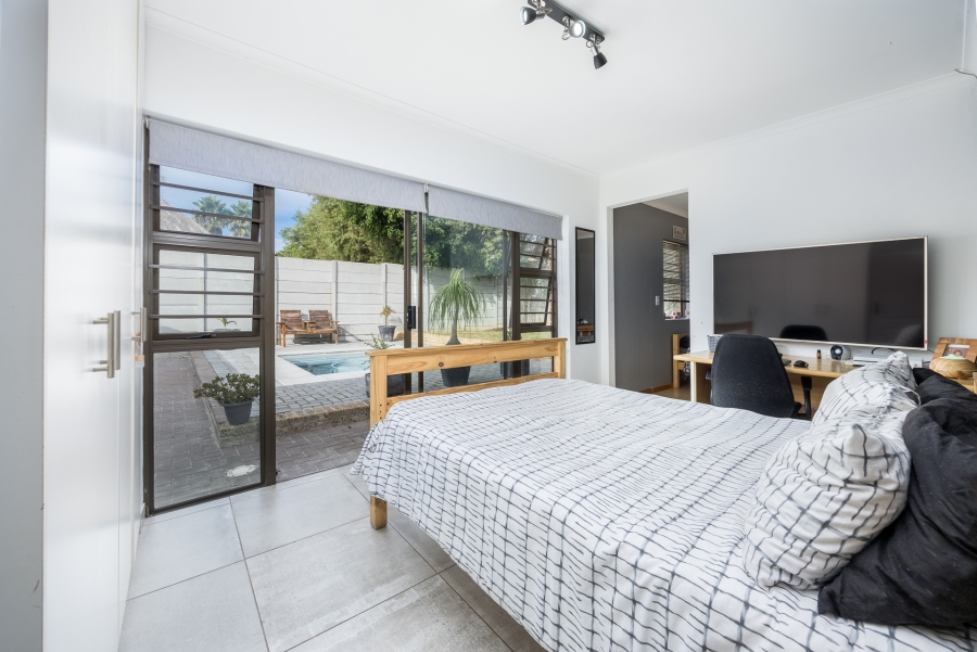 4 Bedroom Property for Sale in Uitzicht Western Cape